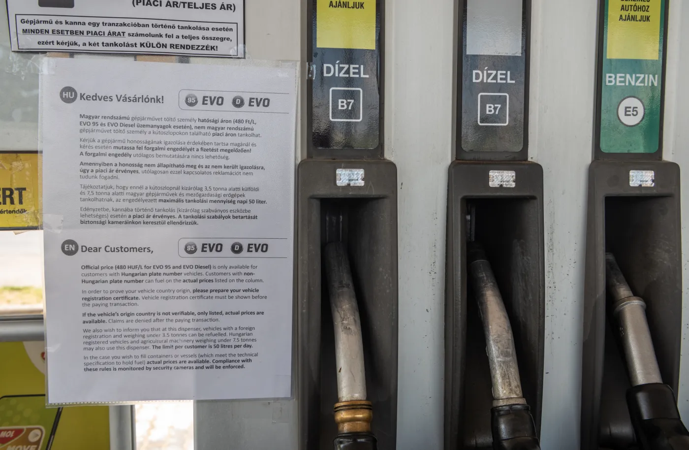 KE: Węgry dyskryminują zagranicznych kierowców kupujących paliwa na stacjach