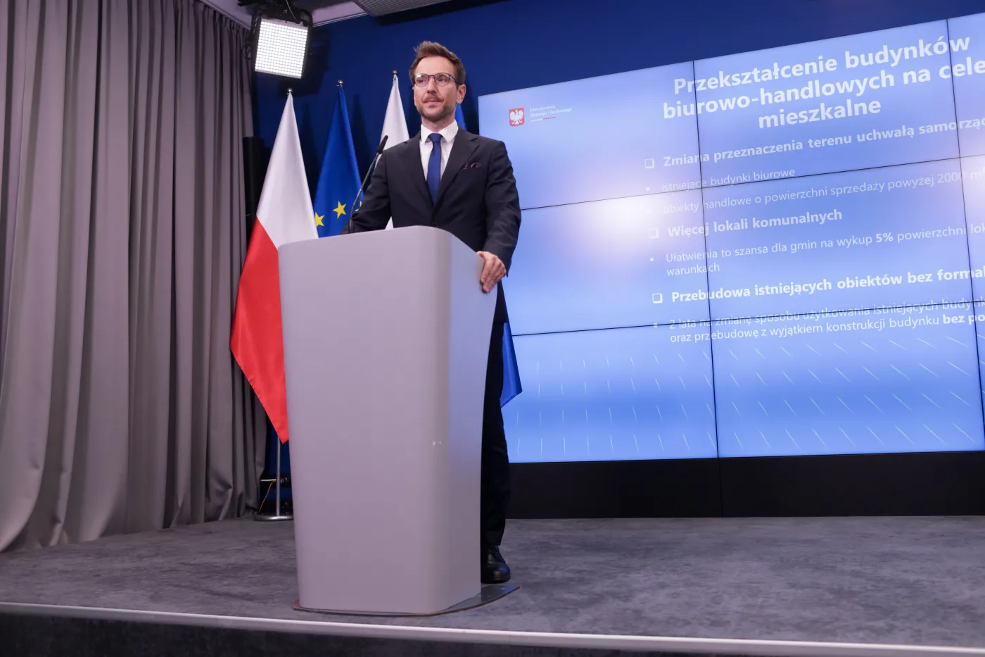 Buda: Liczymy, że dzięki ułatwieniom w przekształcaniu budynków usługowych i handlowych powstanie kilka tys. mieszkań