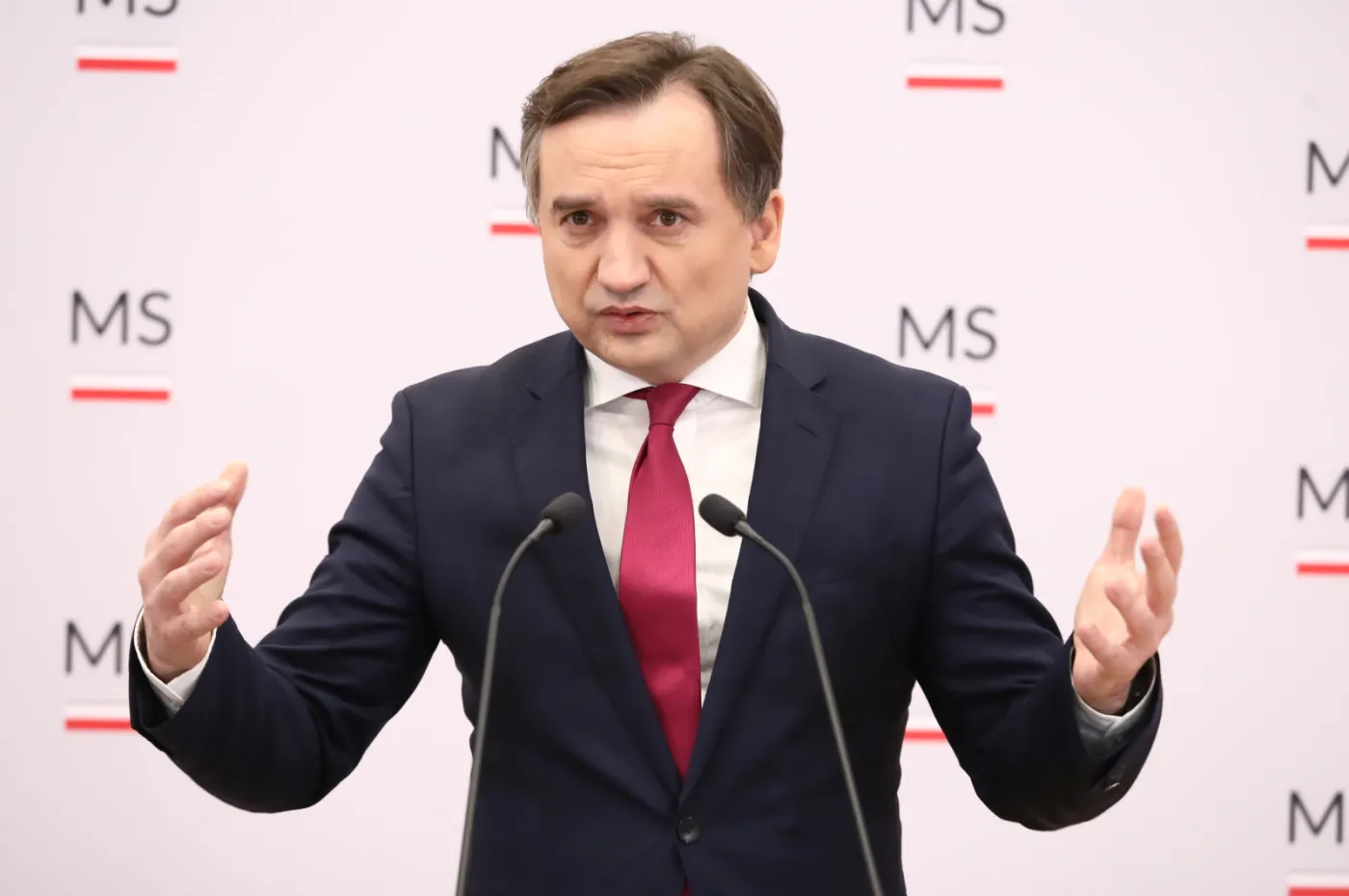 Polacy źle oceniają fakt noszenia broni przez Zbigniewa Ziobrę [SONDAŻ]