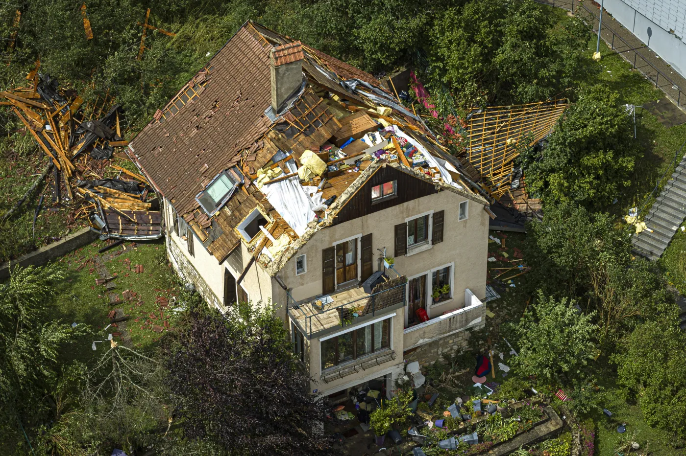 Nawałnica na zachodzie Szwajcarii. Jedna ofiara śmiertelna, zniszczone budynki i lasy w La Chaux-de-Fonds