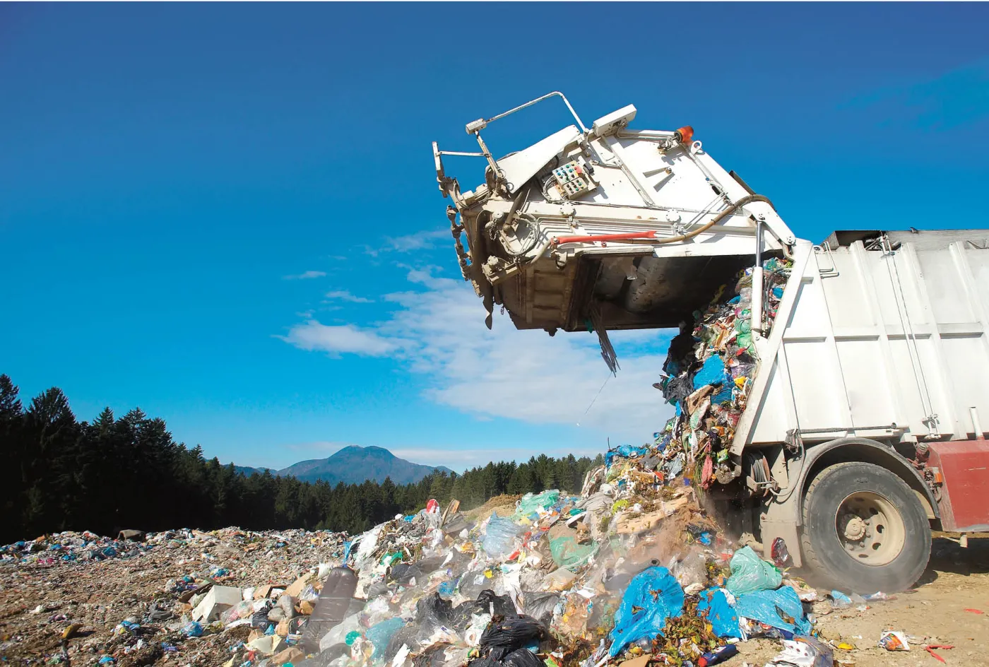 Jedź na prowincję, twoje śmieci już tam są. Turystyka śmieciowa jest u nas niemal całkowicie legalna