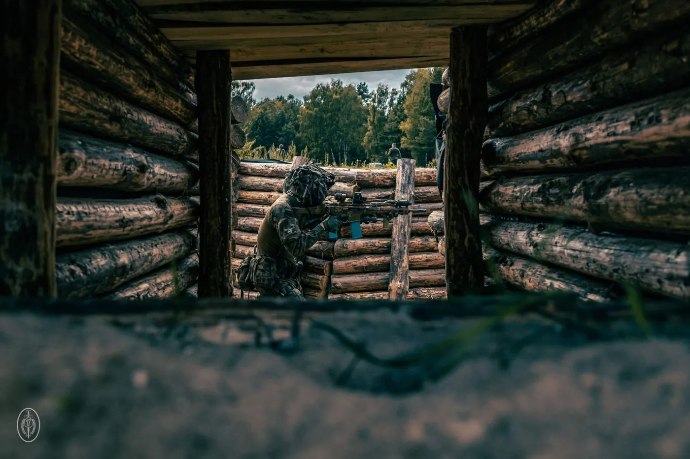 Żołnierze Wojska Polskiego przygotowują się do walki w okopach.