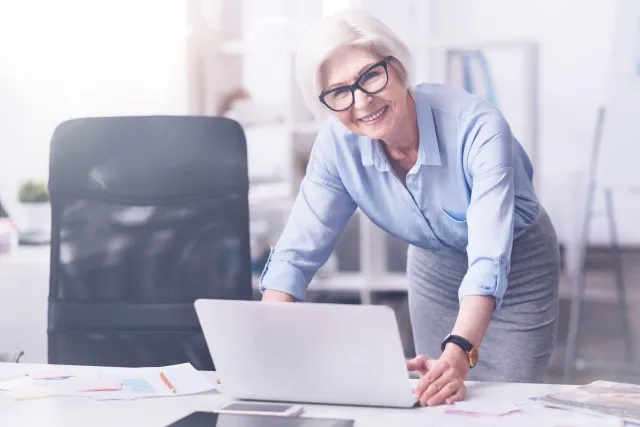 Polacy decydują się na dłużej pracować. Z jakich przywilejów mogą korzystać pracujący emeryci?