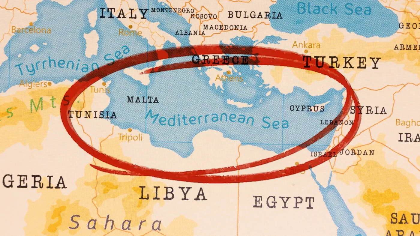Tajna misja rosyjskiego statku szpiegowskiego na Morzu Śródziemnym. Rosjanie chcą usunąć ślady swoich przestępstw