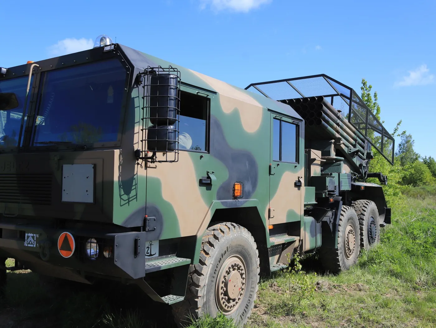 Siatka antydronowa nad blokiem wyrzutni rakiet WR-40 Langusta