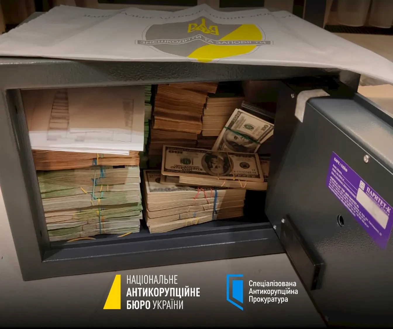 NABU pokazuje znalezione u aferzystów olbrzymie ilości gotówki.