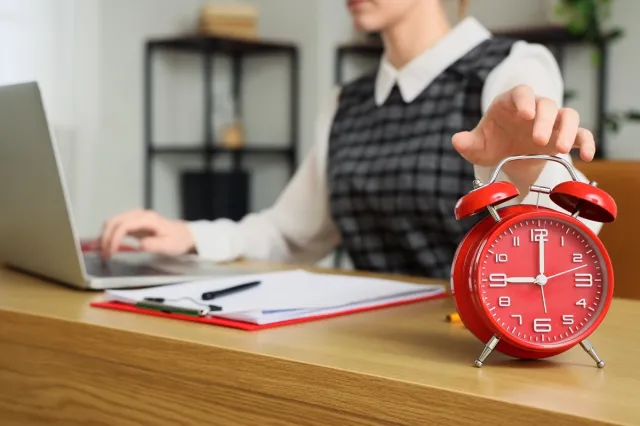 Ustawa wydłużająca dzień pracy zatwierdzona! 13-godzinny dzień pracy staje się faktem