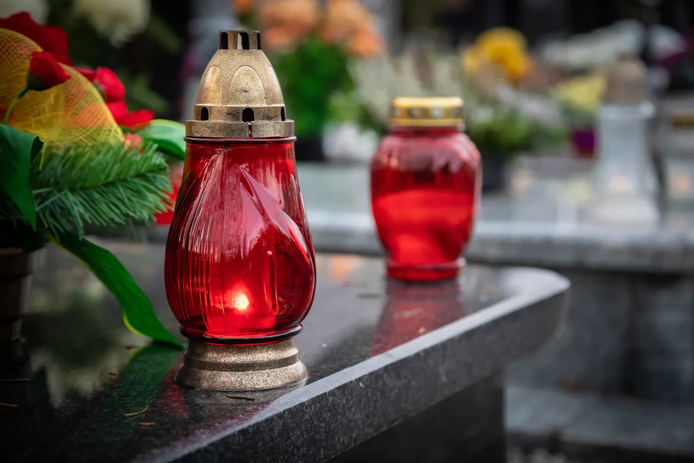 Duże podwyżki na cmentarzach już od 19 marca 2026 r. Opłaty nawet za wjazd