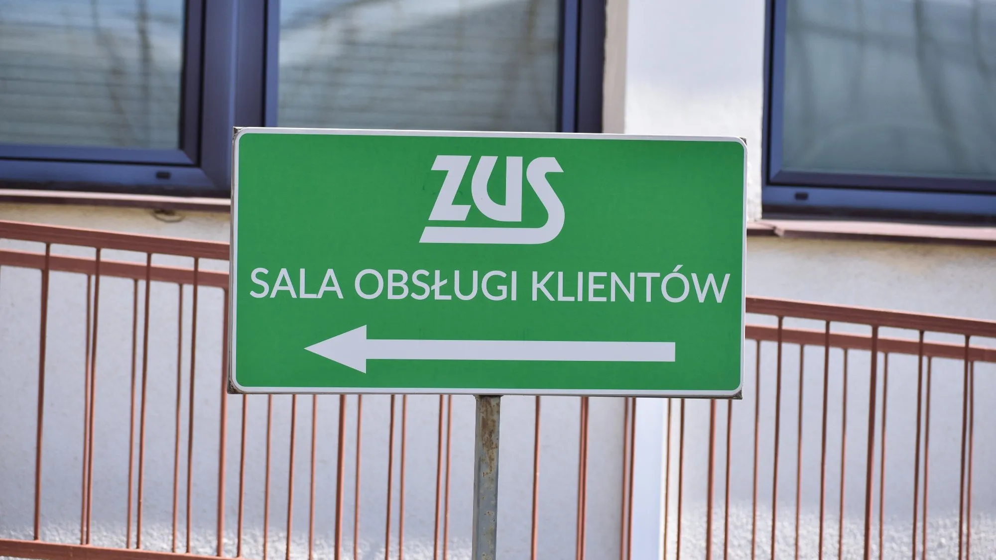 Pracownicy ZUS domagali się 1200 zł podwyżki. Dwugodzinny protest to dopiero początek