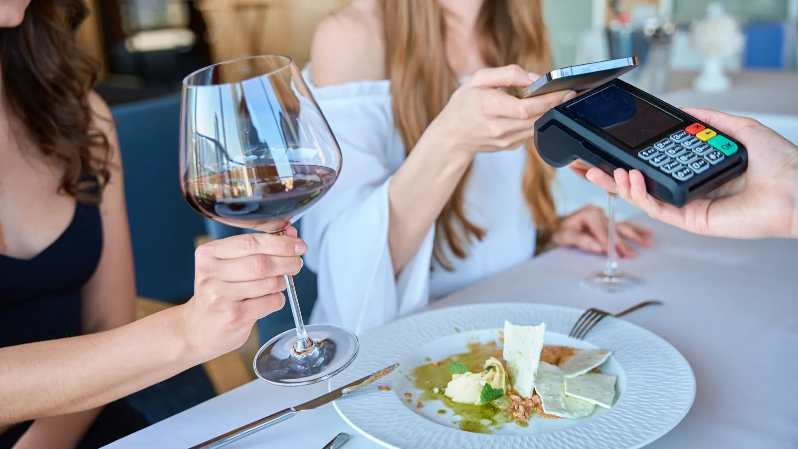W gastronomii hybryda: cyfryzacja i człowiek, pomaga zwiększyć rachunek statystycznego gościa choćby do 70 procent. Restauracje tak zwiększają swoje przychody