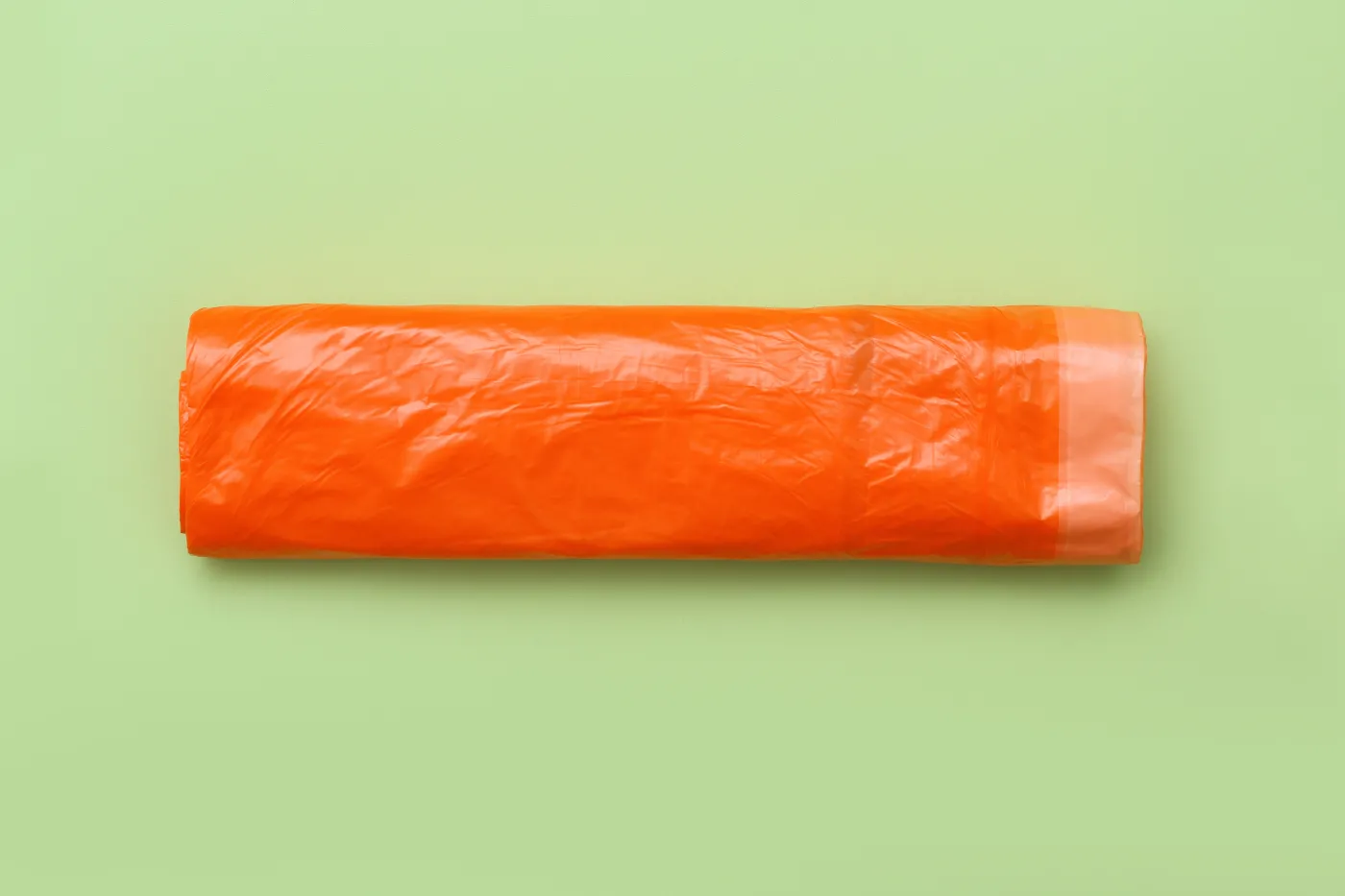 Nowy, pomarańczowy worek na śmieci w Polsce. Co do niego wrzucać?