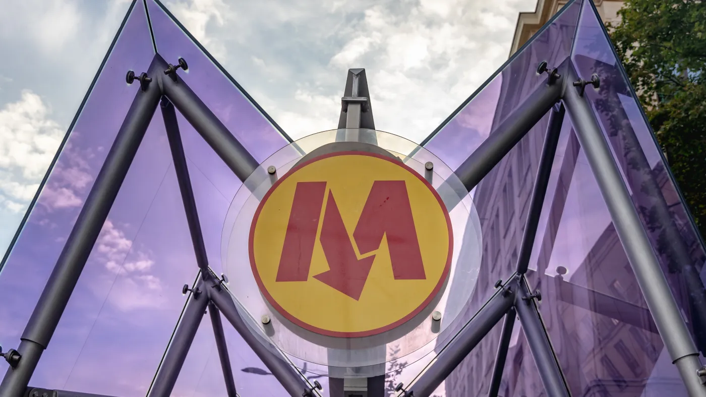 Warszawa Metro stacja znak logo komunikacja transport Metro Warszawskie