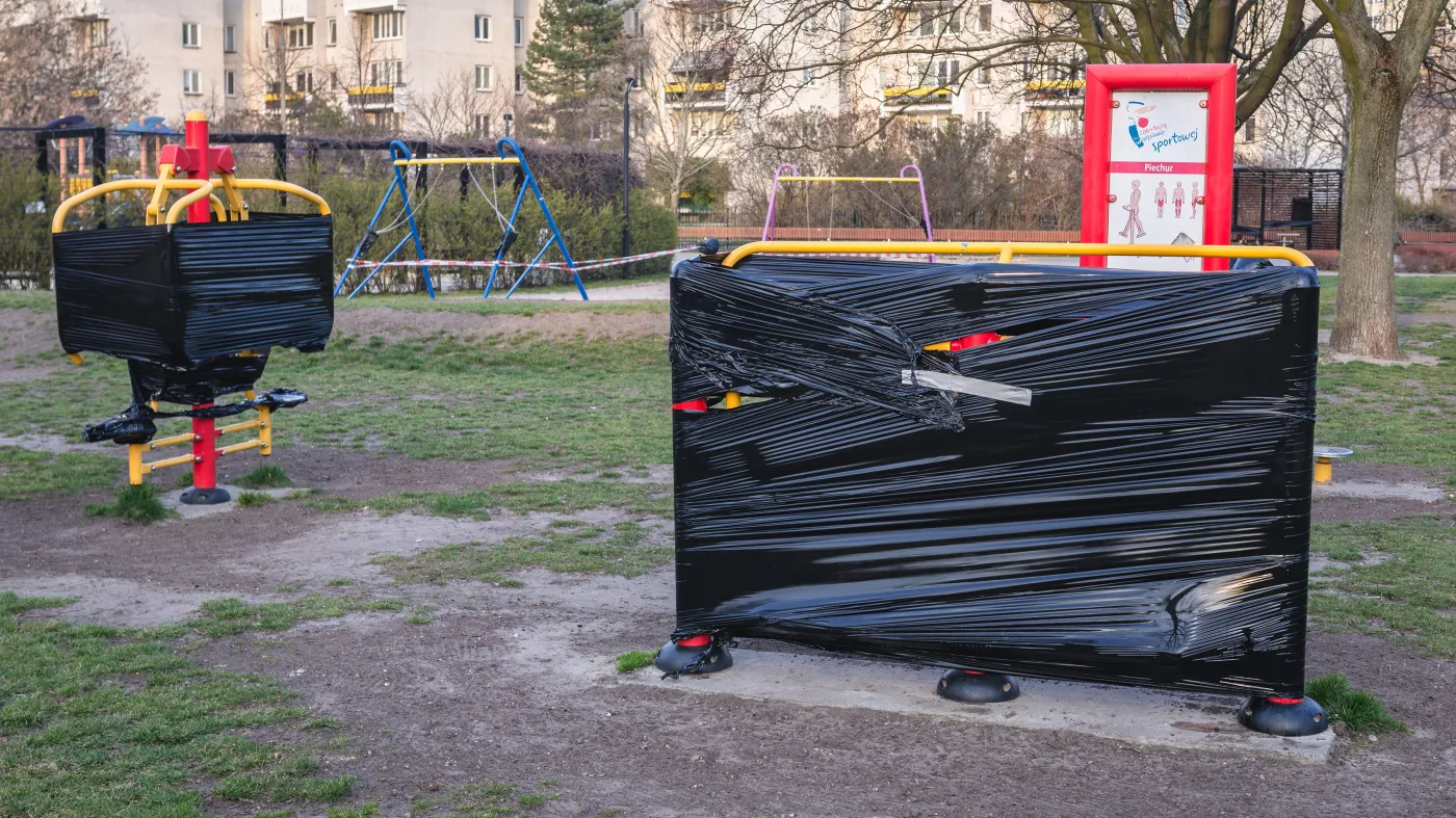 COVID-19 koronawirus pandemia siłownia plenerowa park