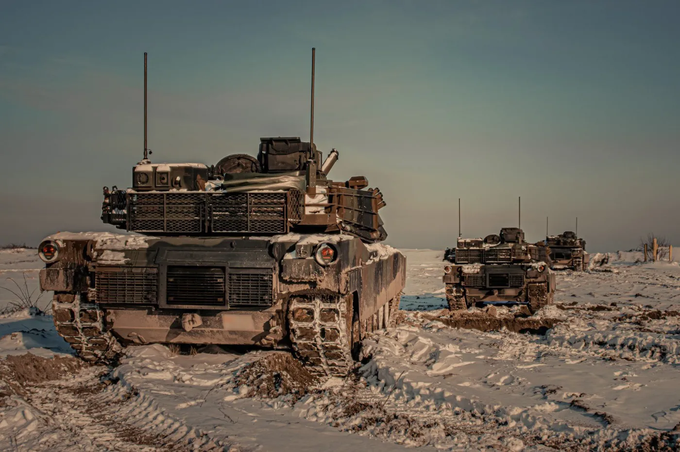 Polskie czołgi M1 Abrams na poligonie w Nowej Dębie w 2023 roku.