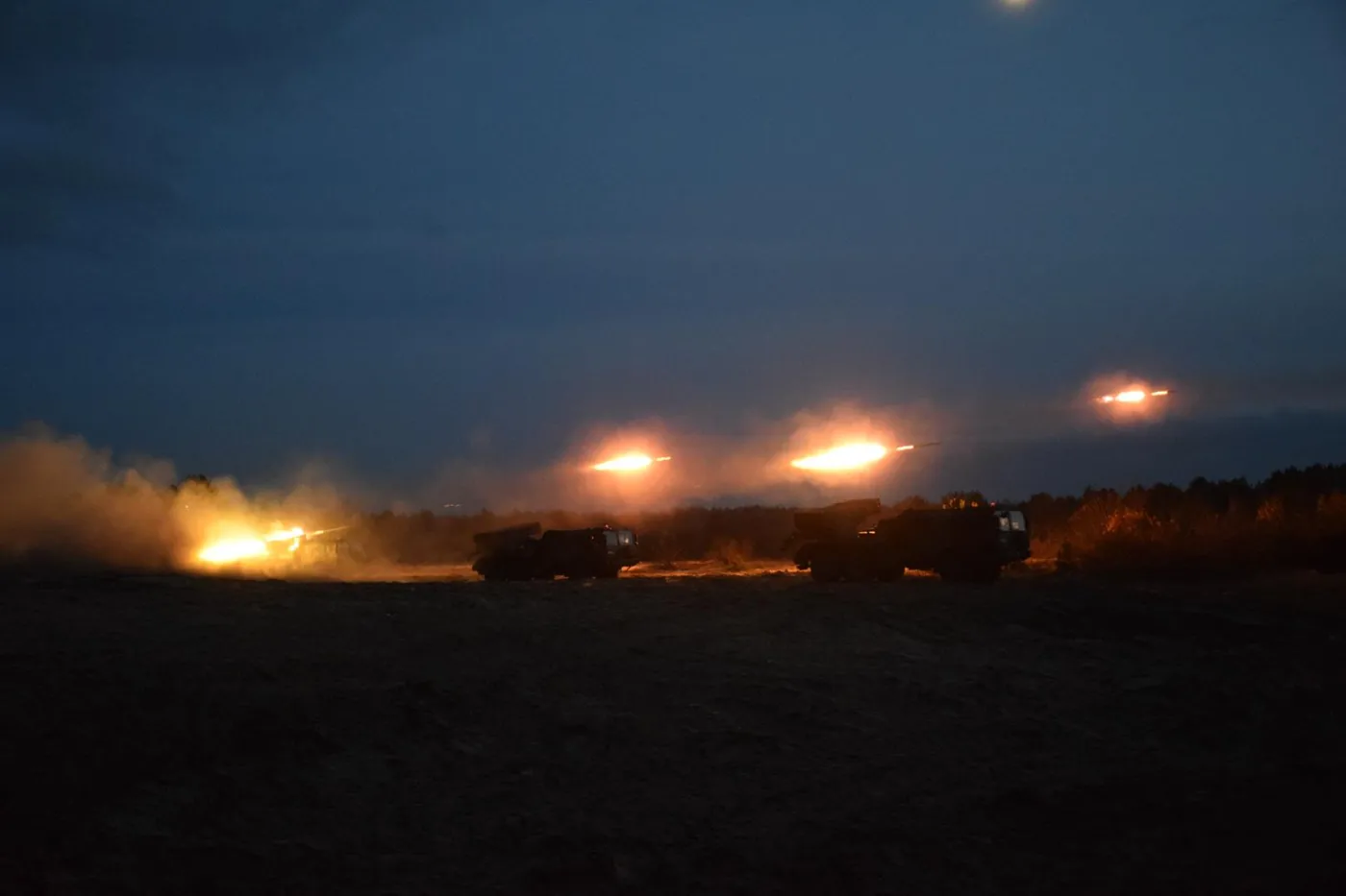 Nocne strzelanie z wyrzutni WR-40 Langusta na toruńskim poligonie.