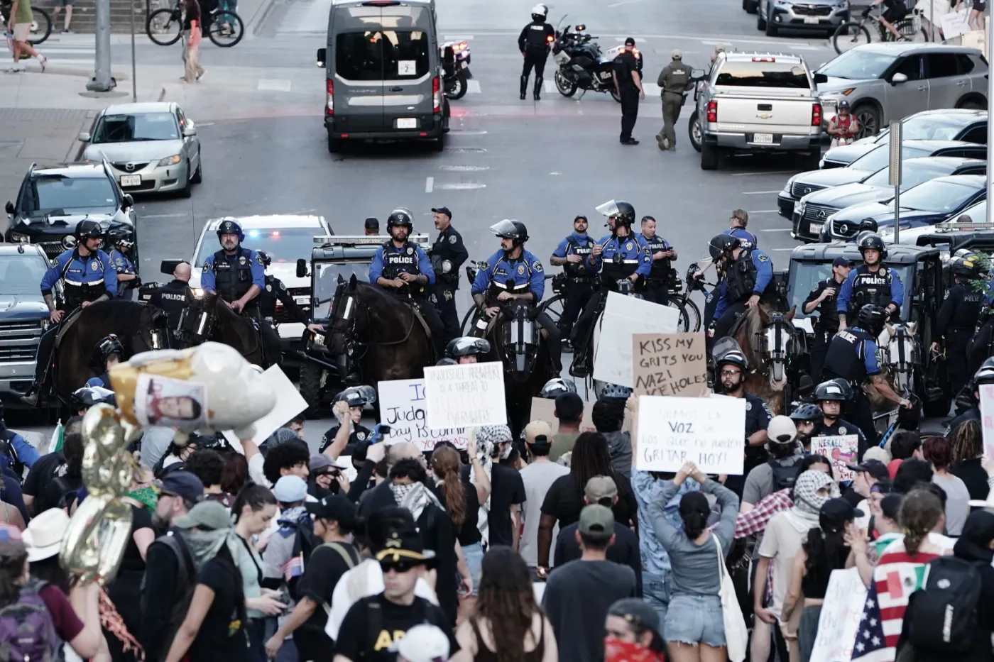 Tłumy Amerykanów na ulicach w urodziny Trumpa protestują przeciw jego "autorytarnym ekscesom"