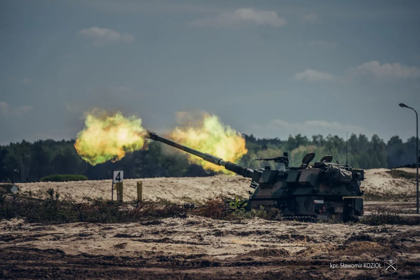Armatohaubica samobieżna Krab w trakcie strzelania na poligonie.