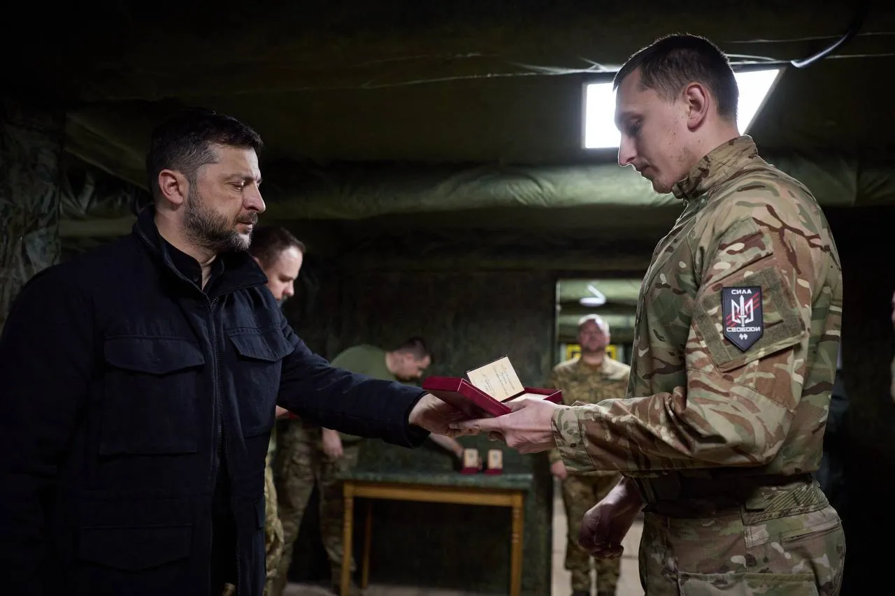 Zełenski wręcza medale Ukraińskim żołnierzom w podziemnym bunkrze.