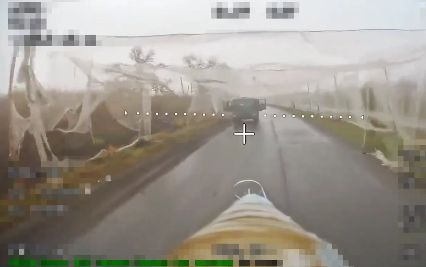 Rosyjski dron atakuje ukraińską ciężarówką pod antydronowa siatką