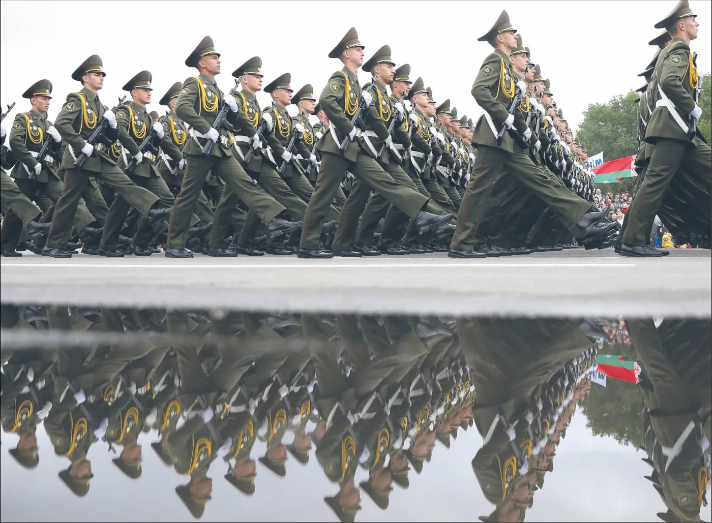 Białoruscy żołnierze na paradzie z udziałem Alaksandra Łukaszenki