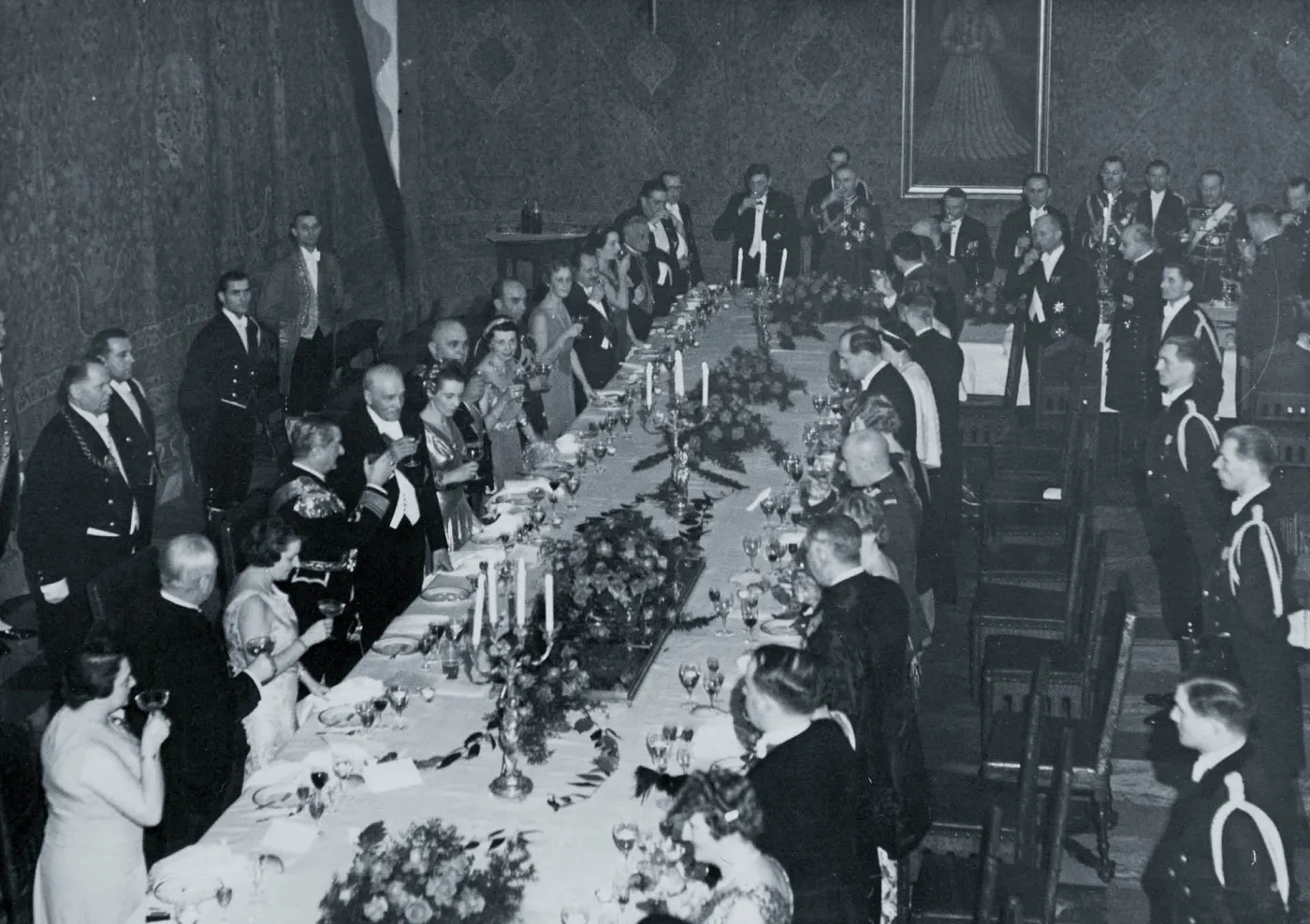 Altruiści i sybaryci. Jak deprawowały się elity II RP?