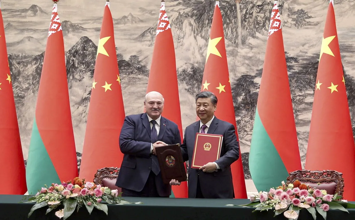 Prezydent Białorusi Aleksandr Łukaszenka i prezydent Chin Xi Jinping 
