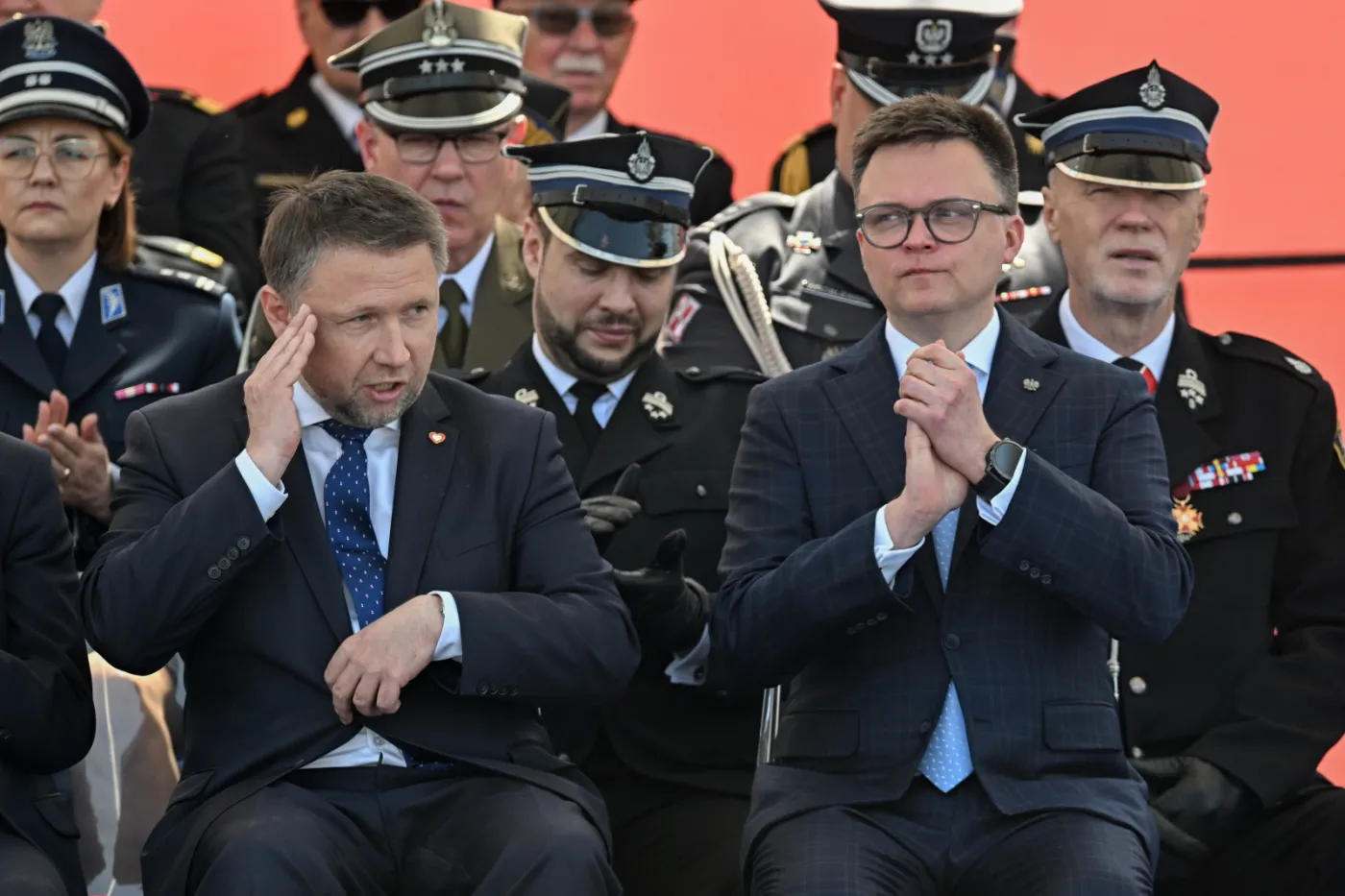 Marcin Kierwiński i Szymon Hołownia podczas obchodów Dnia Strażaka