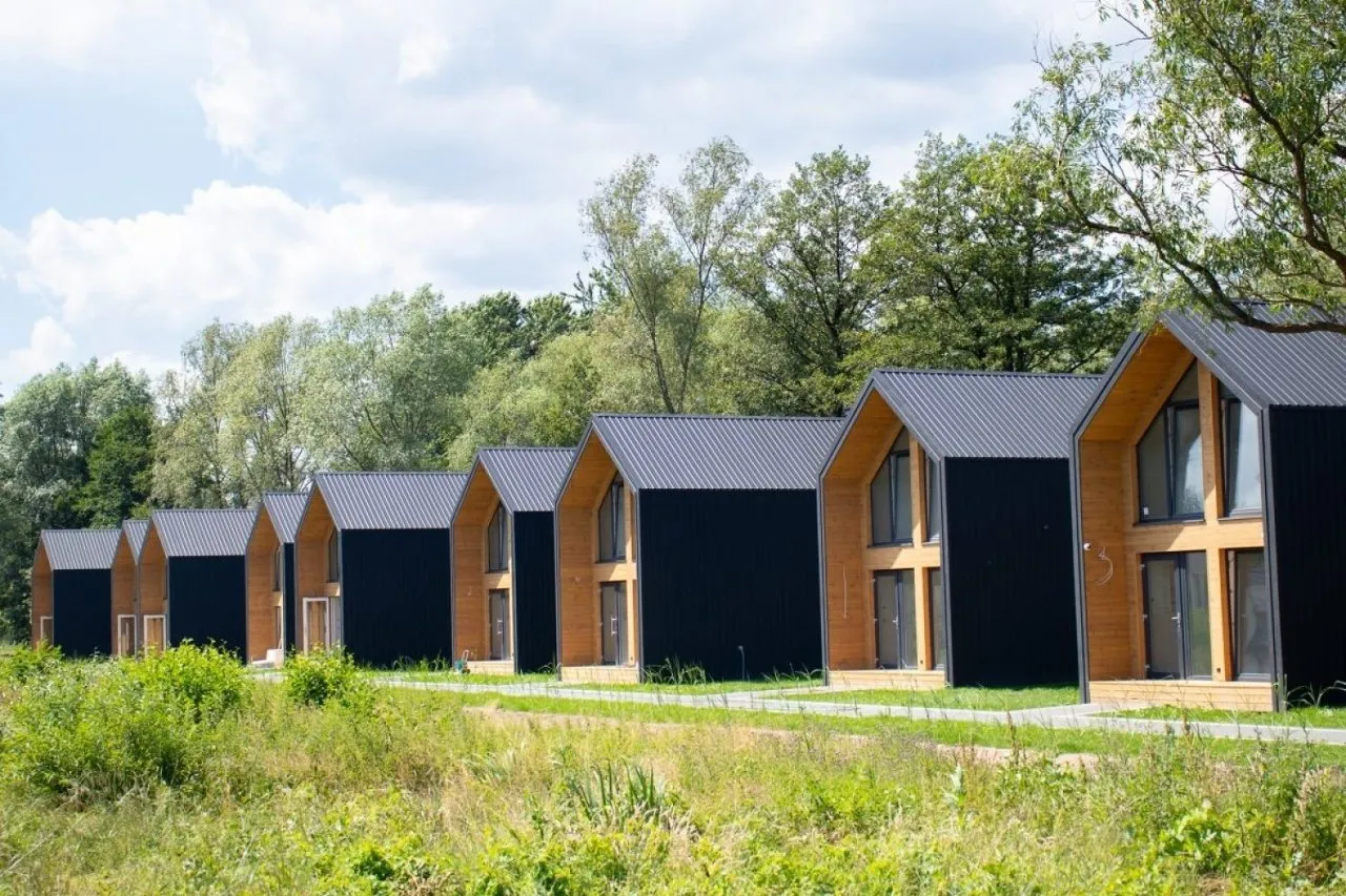 Nielegalne "osiedle covidowe" w Mechelinkach będzie zlikwidowane