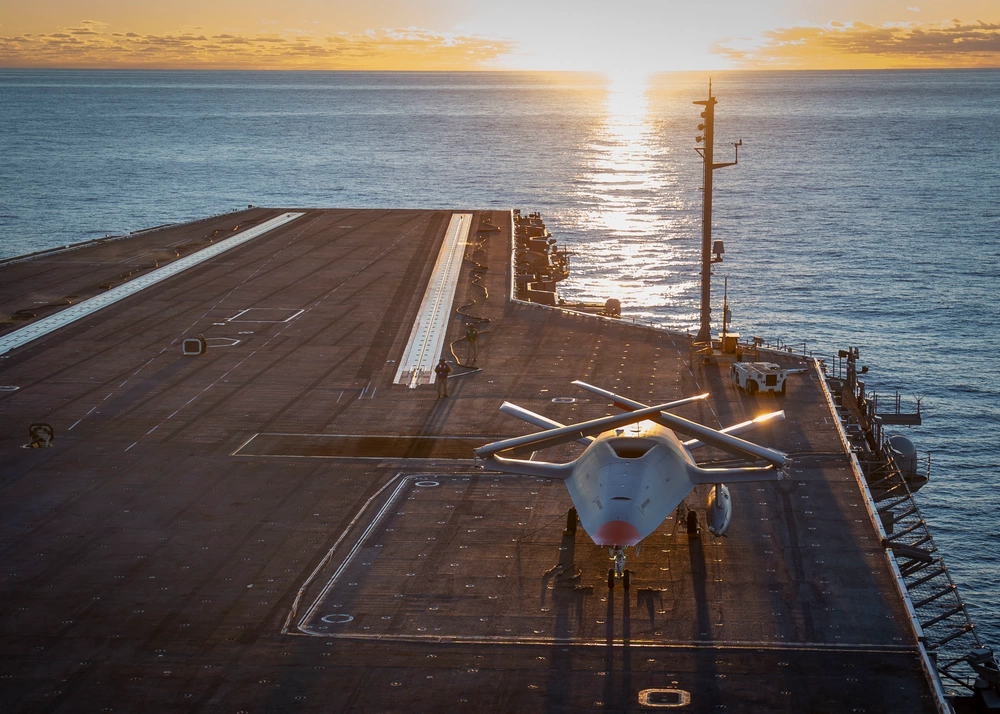 MQ-25 Stingray na pokładzie lotniskowca USS George Washington (CVN-73).