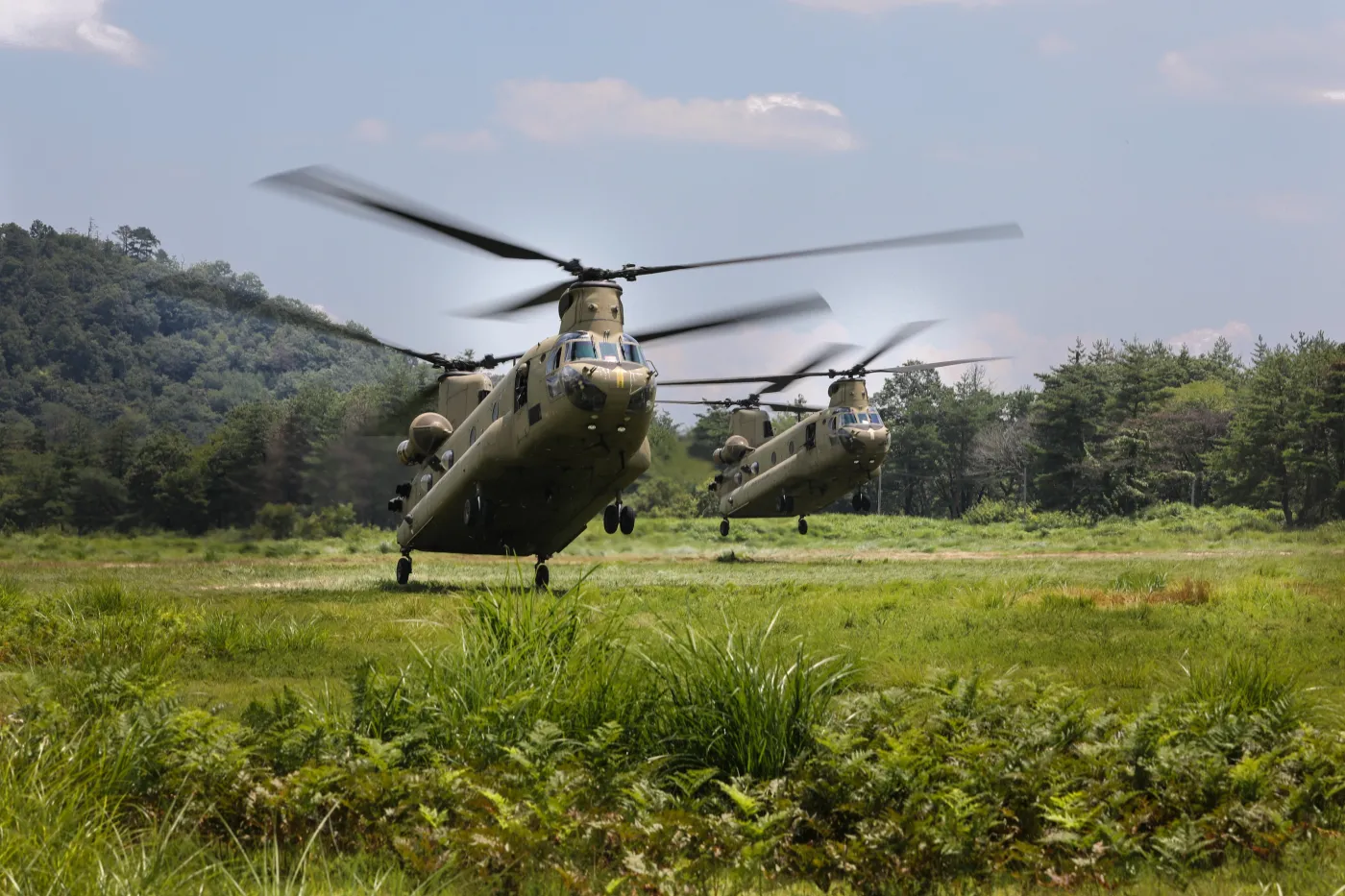 Dwa amerykańskie śmigłowce CH-47 w trakcie ćwiczenia Orient Shield 24.