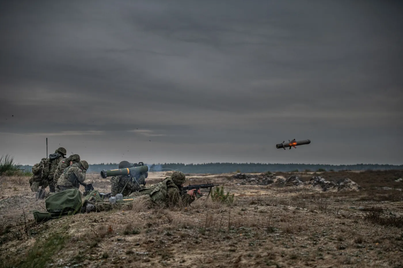 Strzelanie z wyrzutni przeciwpancernych pocisków kierowanych Spike.