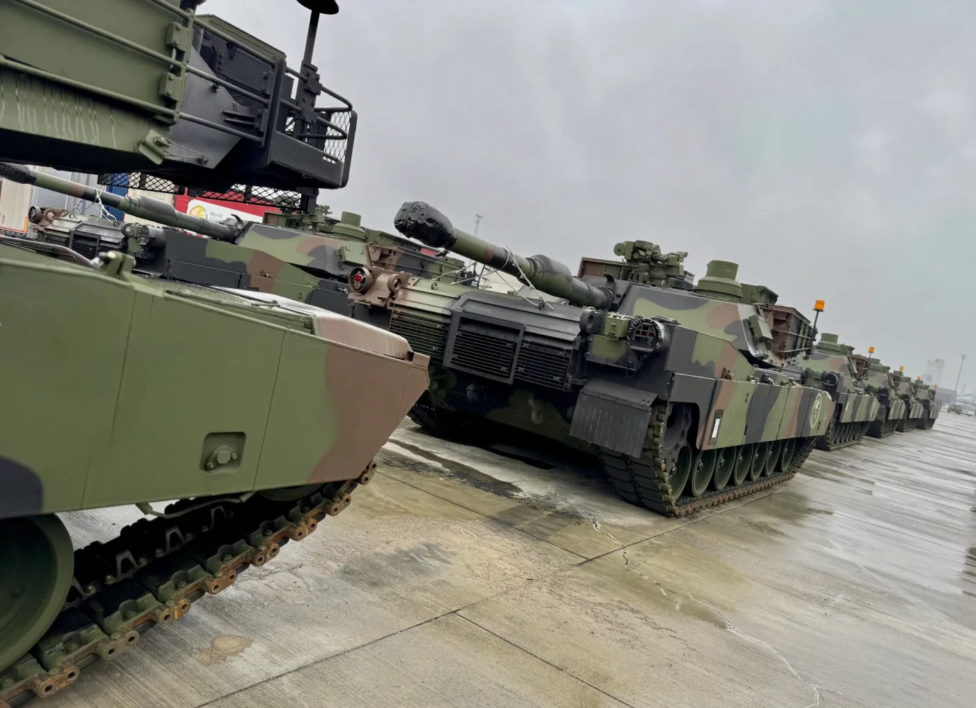 M1A2SEPv3 w czasie rozładunku w porcie w Gdyni 18 stycznia 2025 roku.