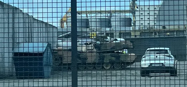 Tajemniczy czołg w porcie w Gdyni! Przypłynął z bardzo daleka i nie jest to dostawa dla polskiej armii