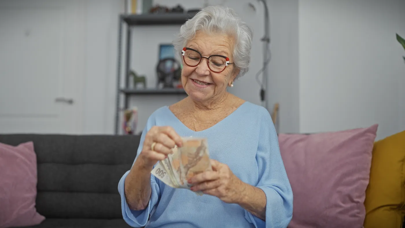 Czternasta emerytura już zmierza na konta pierwszych emerytów. Prawie 1900 zł bez wniosków i dokumentów