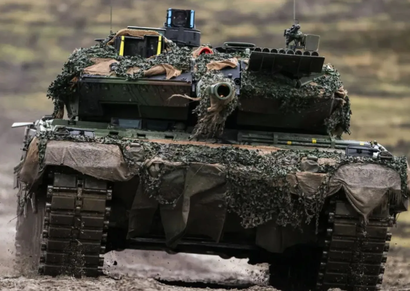 Ludzie zrzucą się na czołgi. Mały kraj w Europie ma mało czasu na zbrojenia