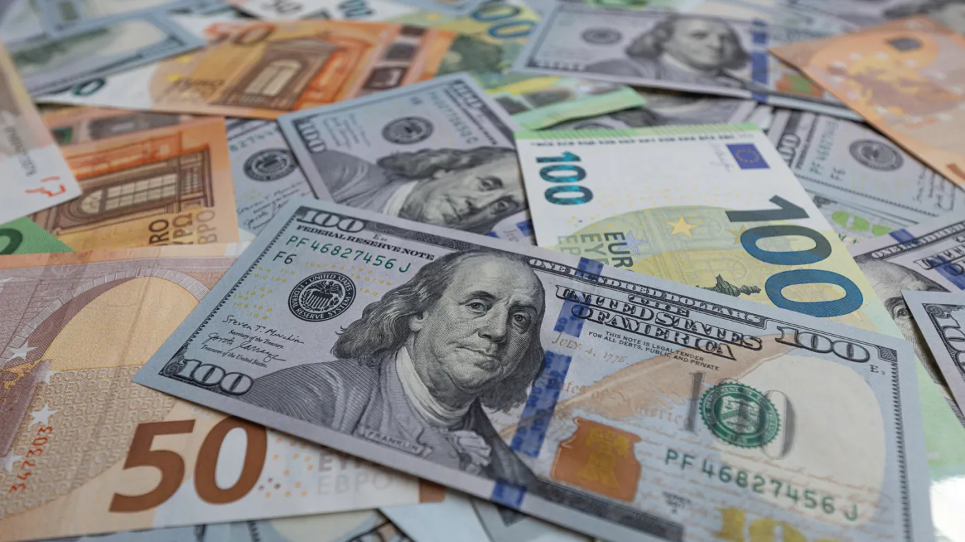 Komentarz walutowy. Dedolaryzacja trwa, euro rośnie, złoty wzmacnia się.