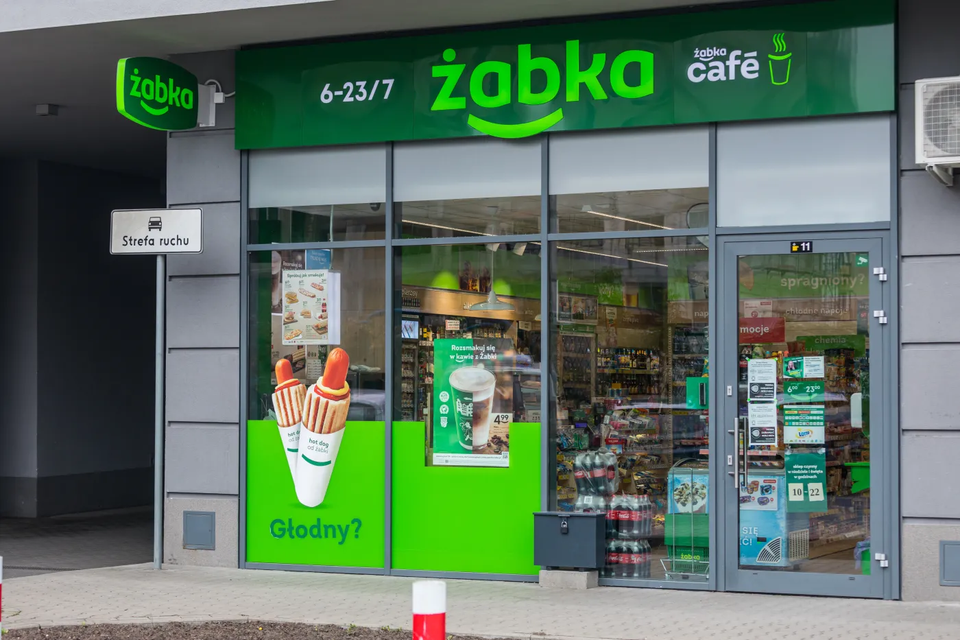 Sezonowe sklepy Żabki powstają tam gdzie najwięcej turystów: nad morzem i nad jeziorami