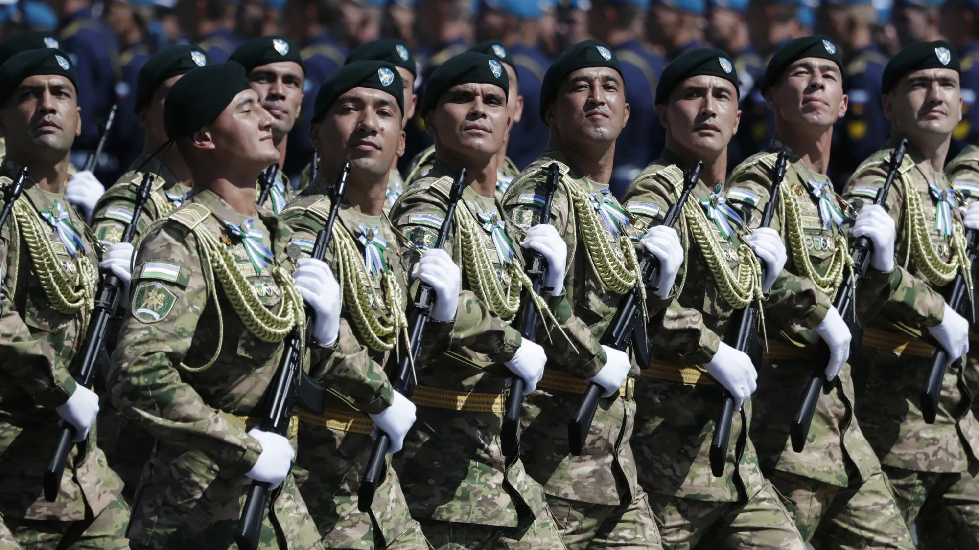 Ten kraj gra na dwa fronty. Robi interesy z USA, ale nie porzuca Rosji