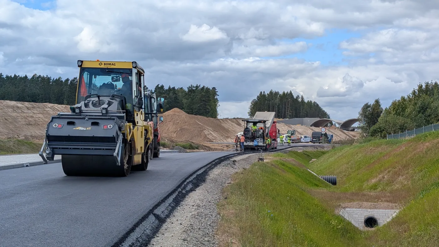 S11 Bobolice – Szczecinek, nakładanie warstwy nawierzchni bitumicznej
