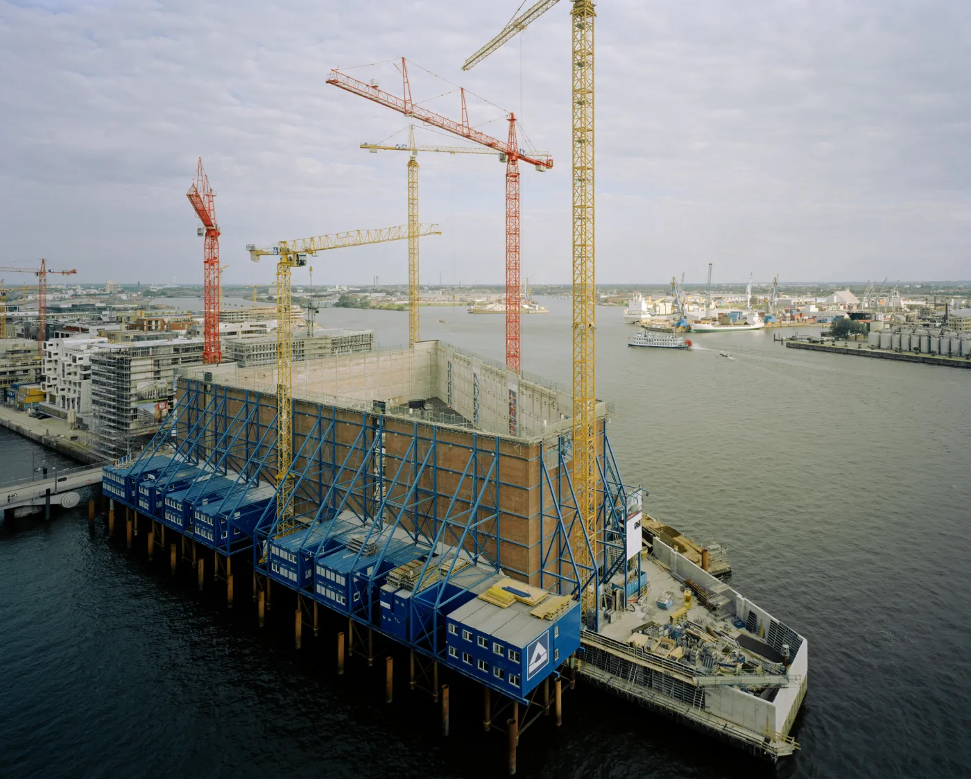 1166090-elbphilharmonie-baustelle-kaispeicher-entkernt-foto-oliver-heissner.jpg