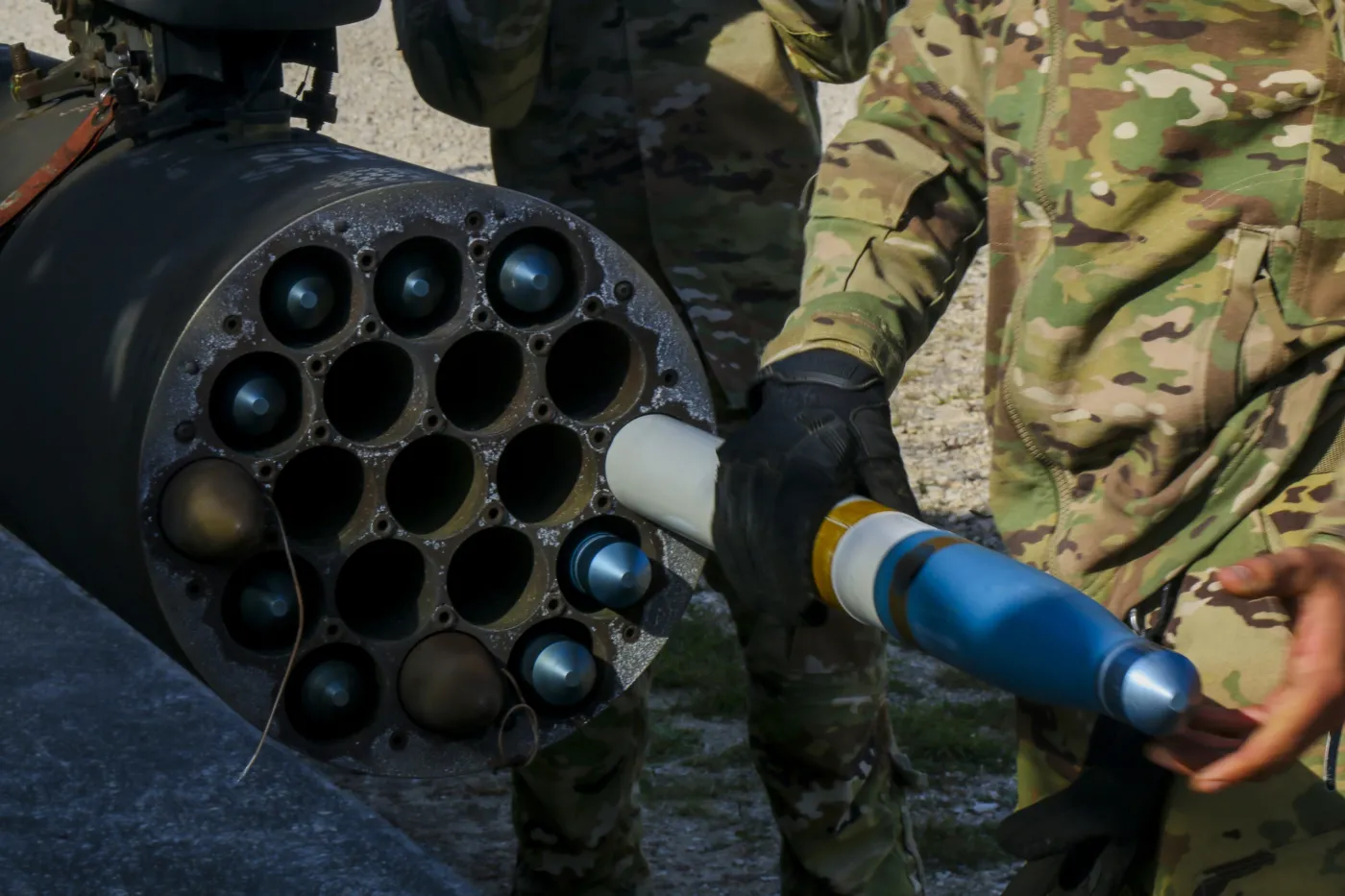 Wyrzutnia M261 (na zdjęciu) może pomieścić 19 pocisków Hydra kal. 70 mm. Łącznie śmigłowiec może zostać uzbrojony w cztery takie wyrzutnie. Na zdjęciu AH-64 z 12. Brygady Lotnictwa Bojowego US Army.
