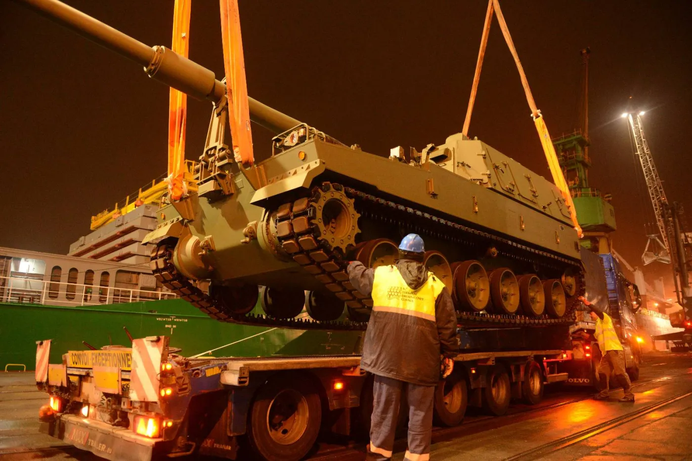 Po drugiej stronie globu wypłynął statek z ciężkim sprzętem. Zmierza do Polski