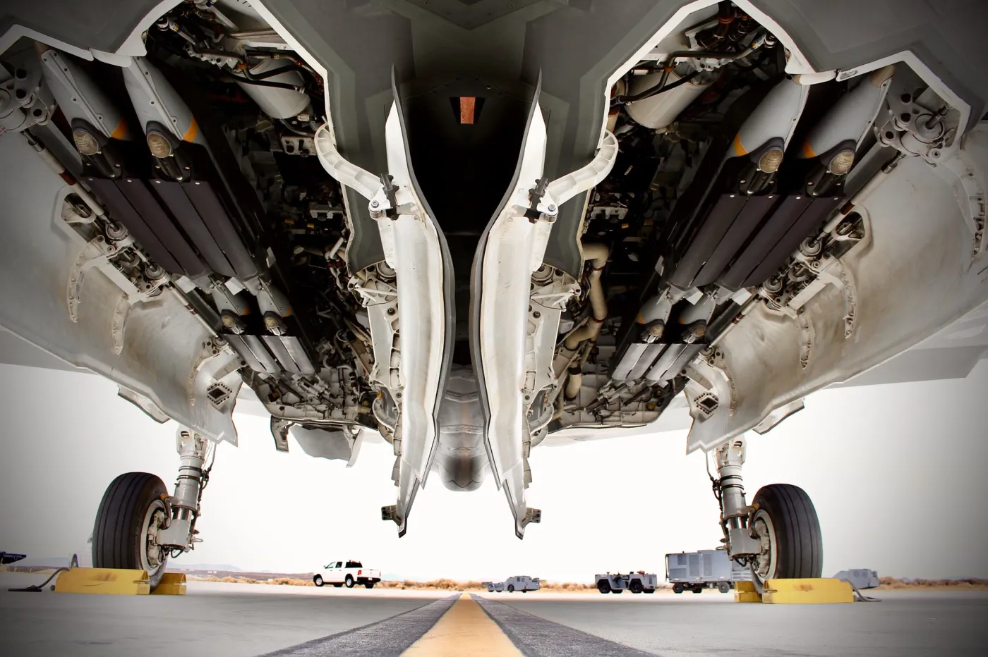 Samolot F-35A z bombami GBU-39 SDB w wewnętrznych komorach na uzbrojenie.