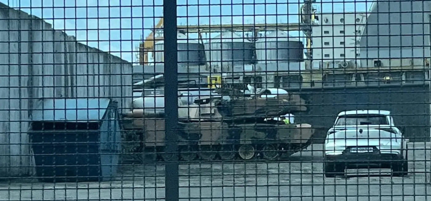 Tajemniczy czołg w porcie w Gdyni! Przypłynął z bardzo daleka i nie jest to dostawa dla polskiej armii