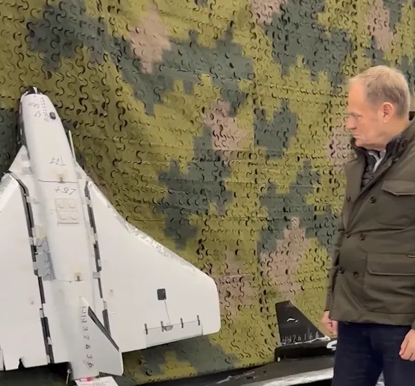Donald Tusk na zdjęciu z wrakami dronów-wabików, które spadły na Polskę.