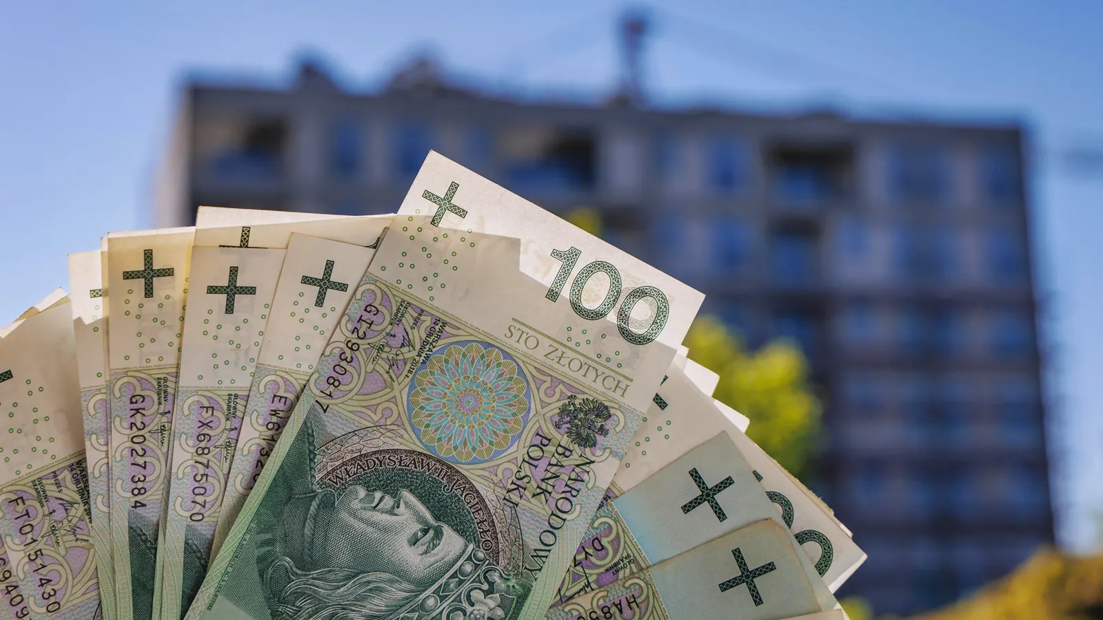Dobre wiadomości dla planujących kupić mieszkanie na pierwotnym rynku nieruchomości, nieco smutniejsze dla szukających z drugiej ręki. Rośnie liczba zakupów inwestycyjnych, a z nimi ceny. Czy warto teraz kupić mieszkanie?