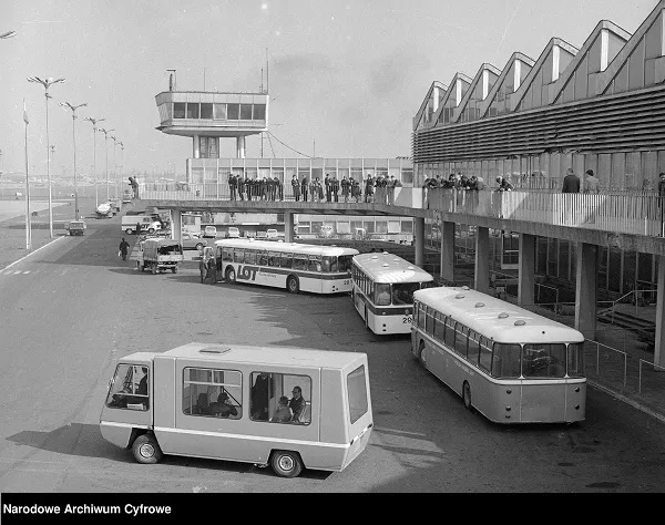 4384540-autokary-i-ludzie-na-tarasie-na-pierwszym-planie-autobus-lotniskowy-st.jpg