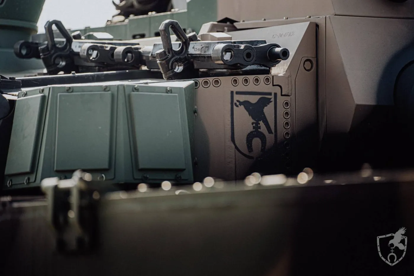 Oznaczenie 20 Bartoszyckiej Brygady Zmechanizowanej na polskim czołgu K2.