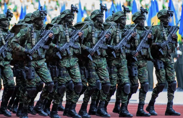 Rwanda wdrożyła polskie karabinki z celownikiem DCM-1 Szafir. Nasi żołnierze nadal czekają