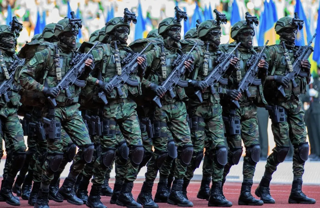 Rwanda wdrożyła polskie karabinki z celownikiem DCM-1 Szafir. Nasi żołnierze nadal czekają